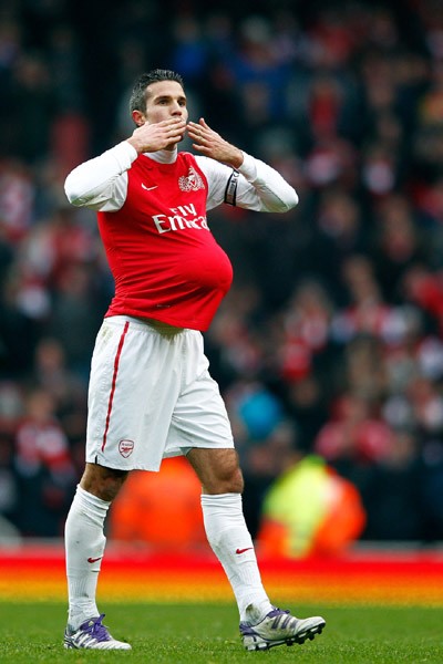 Van Persie - huyền thoại mới nhất của Arsenal với cái bụng chửa.